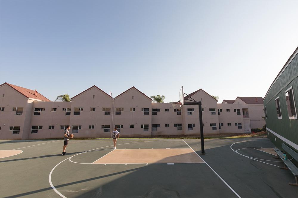 The outdoor basketball court at the 学生宿舍