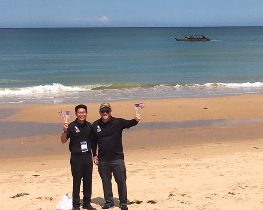 Dr. 奥马哈海滩上的Held和Khoi Vu(图片来源:Nadine Leplat)