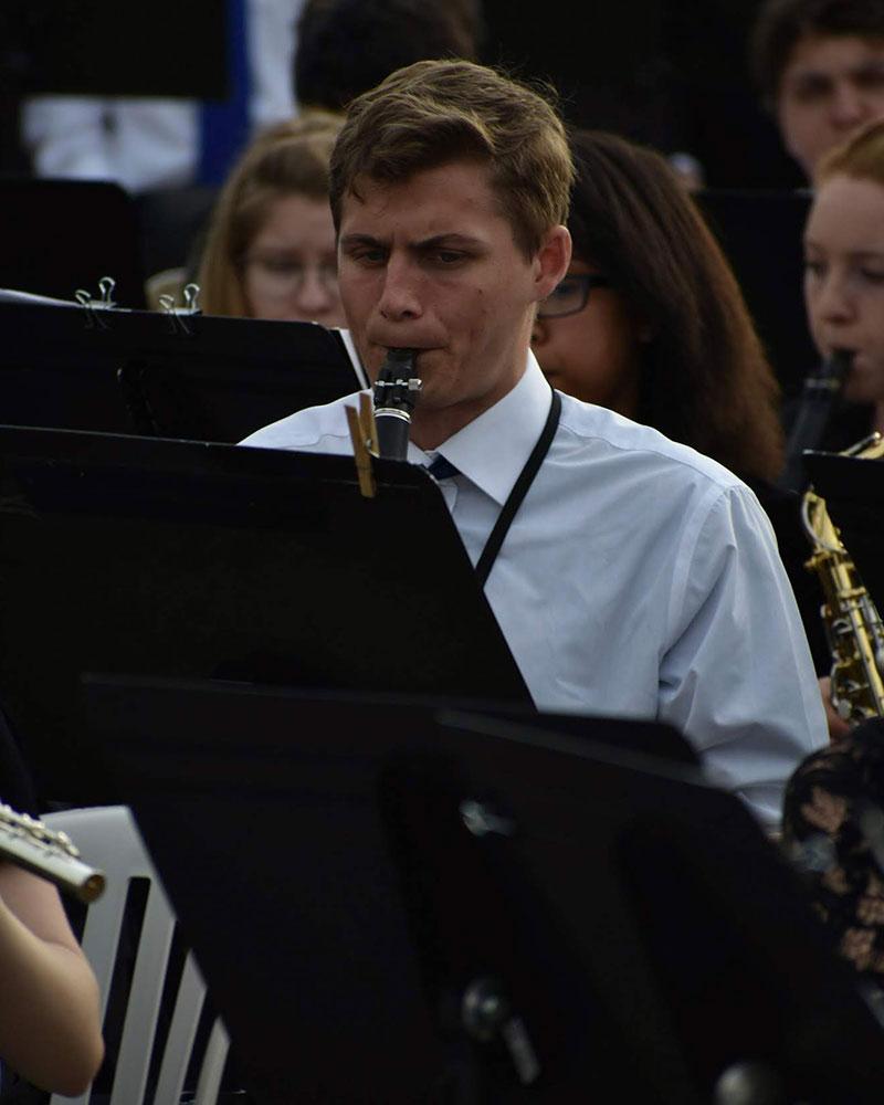 6月4日-巴黎: Joshua Horton performs on clarinet at the D-Day Memorial Wind Band concert in Paris (pc: Sam Held)