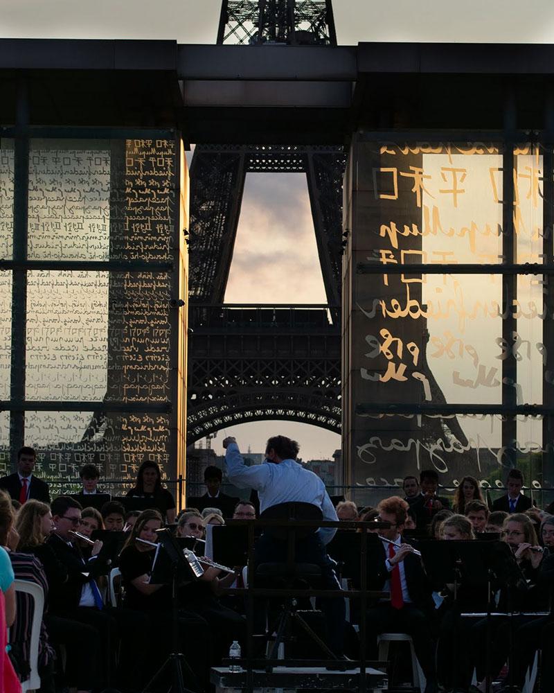 6月4日-巴黎: The D-Day Memorial Wind Band performs at the Eiffel Tower (pc: Sam Held)
