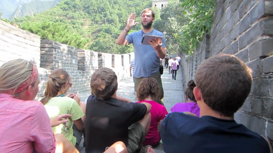 Man teaching to students on 中国的长城